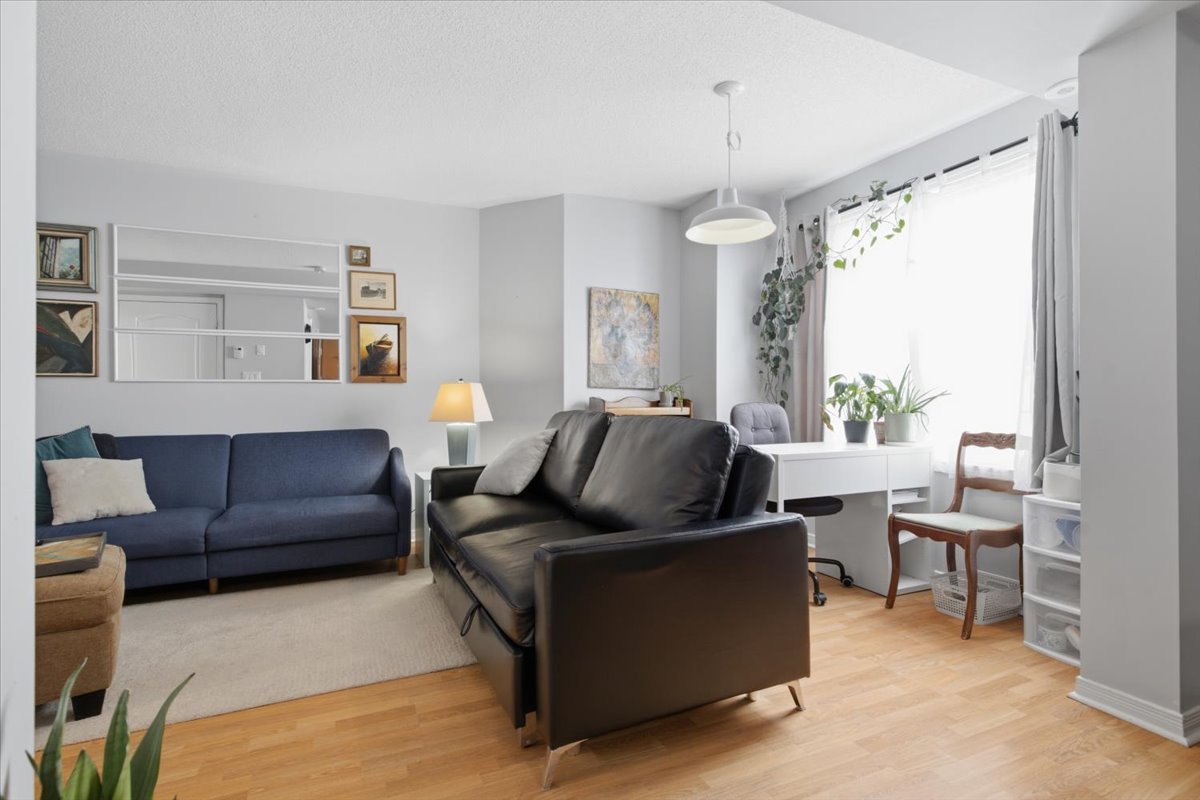 201-25 Strangford Lane, Toronto