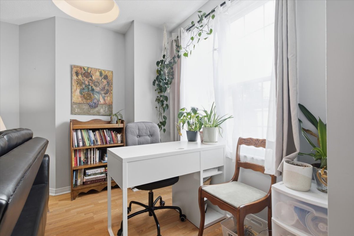 201-25 Strangford Lane, Toronto